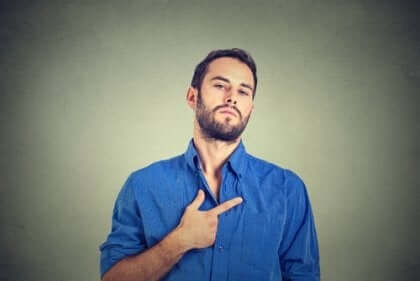 Menschen mit Hybris-Syndrom zeigen extremen Stolz, übermäßiges Selbstvertrauen und völlige Verachtung für andere auf.