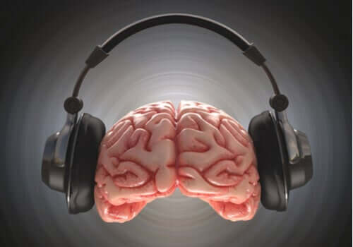 Binaurale Beats - Gehirn mit Kopfhörer