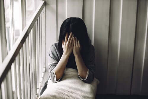 Body Dysmorphic Disorder - verzweifelte Frau