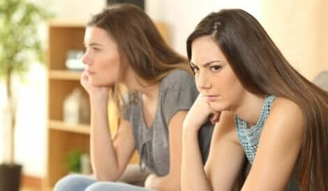 Eifersüchtige Freunde - zwei Frauen mit Meinungsverschiedenheit