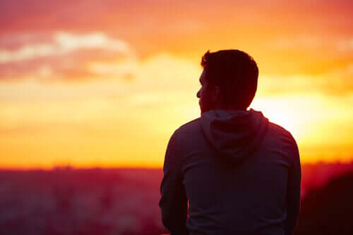Mut und Hoffnung - Mann blickt in den Sonnenuntergang