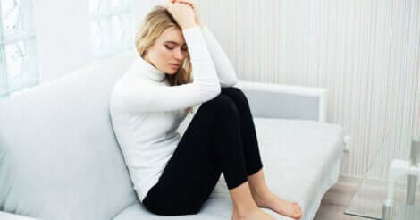 Trennungsangststörung - ängstliche Frau auf dem Sofa