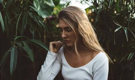 Widrigkeiten - Frau in einem Feld