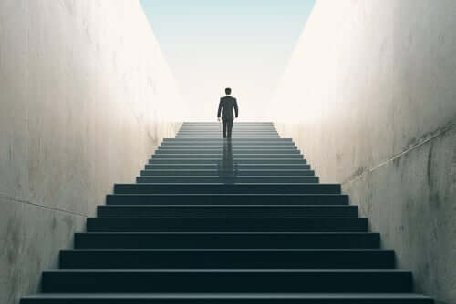 menschliche Entwicklung - Mann geht eine Treppe hinauf