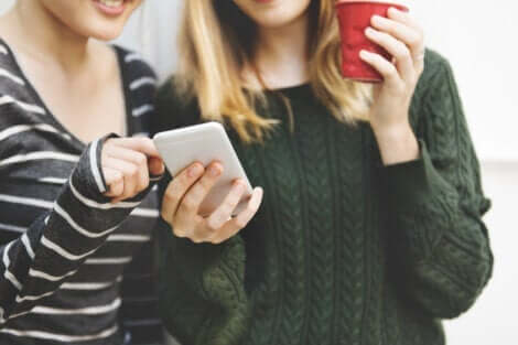 pathologische Distanz - 2 Mädchen mit Smartphone
