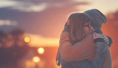 Ausdruck von Emotionen - zwei Menschen umarmen sich