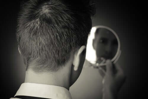 Body Dysmorphic Disorder - Mann betrachtet sich im Spiegel