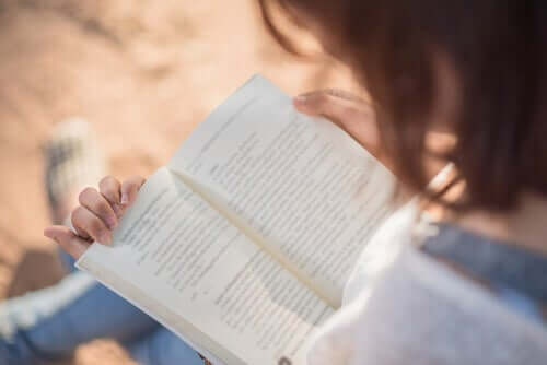 Herz und Gehirn - Frau liest ein Buch