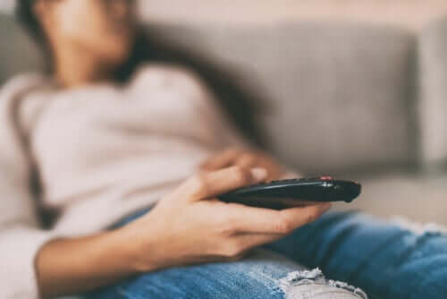 Hypersomnie - Frau schläft vor dem Fernseher