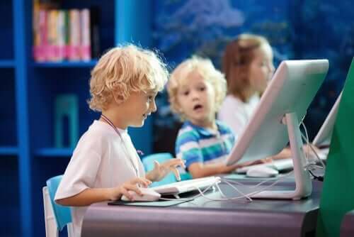 interaktives Lernen - Kinder am PC