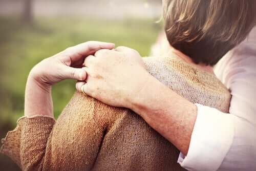 Living Apart Together - Paar umarmt sich