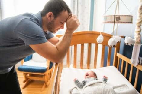 Vaterschaft - Vater mit weinendem Baby