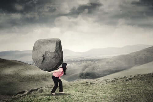 deinen Ängsten - Frau trägt großen Felsblock