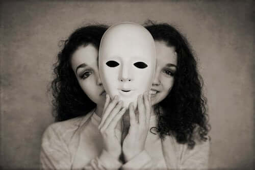 moralische Lizenz - Frau mit zwei Gesichtern und einer Maske