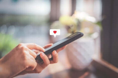 pathologische Distanz - Person checkt Likes