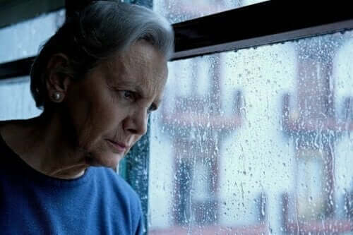 Patria - eine Frau sieht aus dem Fenster