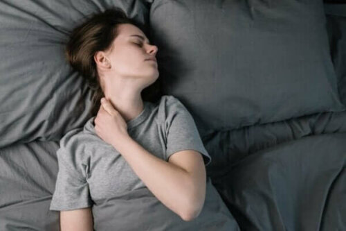 Frau hat Schlafstürung aufgrund von Stress und Hektik