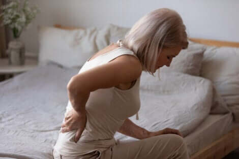 Schlaf und chronische Schmerzen - Frau mit Rückenschmerzen