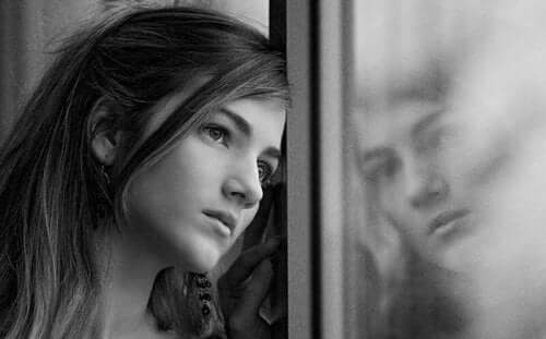 autistische Menschen - Frau blickt aus dem Fenster