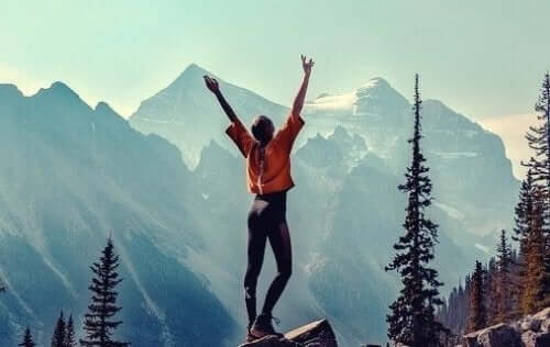 nicht aufgeben - Frau auf Berggipfel