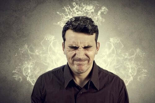 Auswirkungen von Misstrauen - Mann mit rauchendem Kopf
