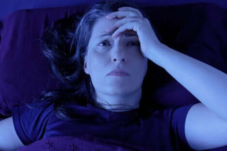 Schlaf und chronische Schmerzen - Frau mit Kopfschmerzen