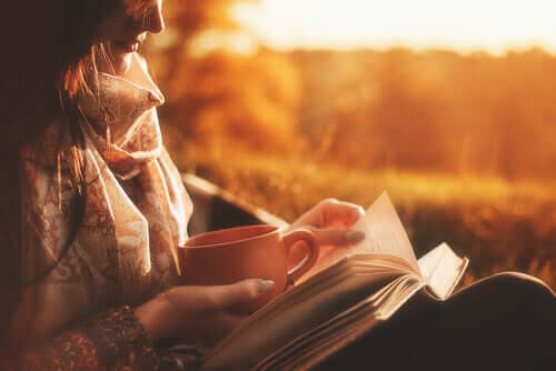 Wenn du jemanden liebst - Frau liest ein Buch