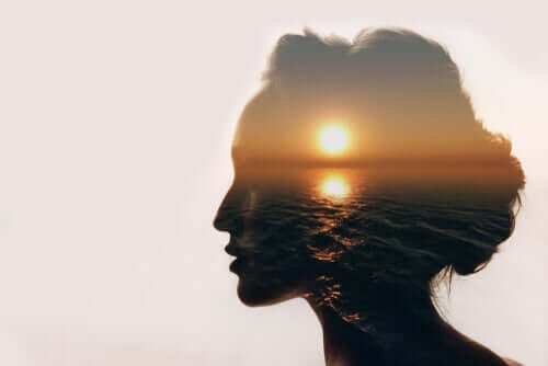 deine Augen schließen - Profil einer Frau mit Meeresreflexion