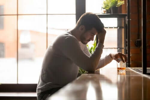 Nach Ansicht der Experten ist Alkoholismus eine biopsychosoziale Störung