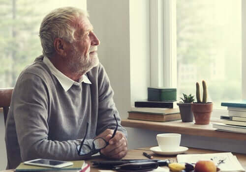Das autobiographische Gedächtnis - älterer Herr mit Demenz blickt aus dem Fenster