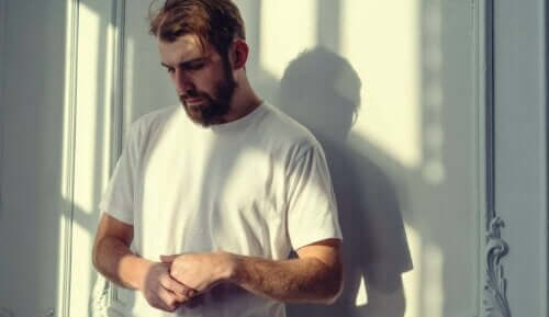 Episodisch-akuter Stress - Mann mit gesenktem Kopf