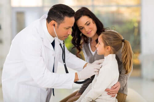 Krankenversicherung - Mutter und Kind beim Arzt