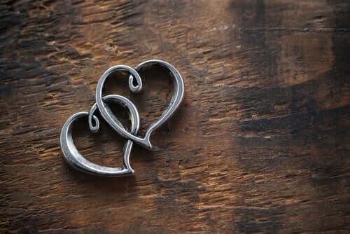 Mala und Edek - zwei miteinander verwobene Herzen