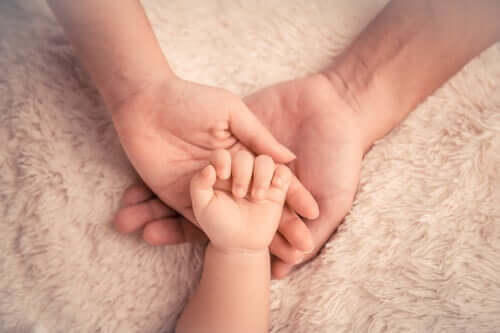 Marasmus - Hände von Eltern und Baby