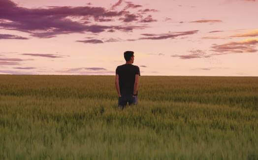 wenn ich an mich glaube - Mann in einem Feld