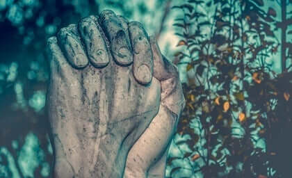 Das soziale Gehirn - zum Gebet gefaltete Steinhände