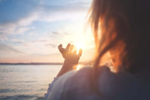 Frau blickt in die Sonne - die Farben des Lichtes beeinflussen uns