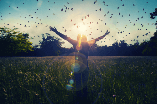 Magie der Poesie - Frau mit ausgebreiteten Armen