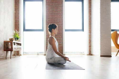 Meditationsübungen - Frau meditiert auf dem Boden