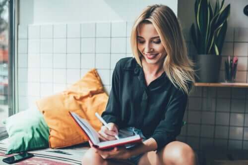 Morgenroutine - Frau schreibt in ein Buch