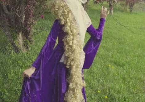 Rapunzel-Syndrom - Rückansicht von Rapunzel