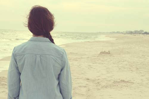 Trainiere dein Gehirn - Frau steht am Strand