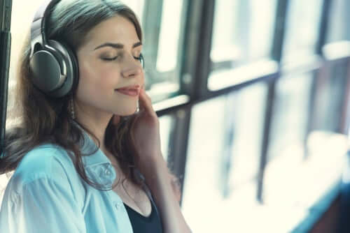 deine Stärken entdecken - Frau hört Musik