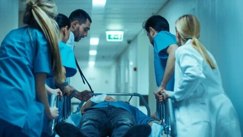 Notärzte retten einen Patienten. Arzt zählt zu den stressigsten Jobs.