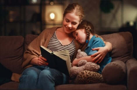 KInder, deren Eltern aktiv mit ihnen lesen, können größere Fortschritte erzielen