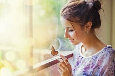 Glück - Frau mit Schmetterling am Fenster