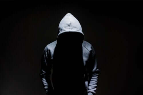 Anomie- Mann mit Kaputzenpullover