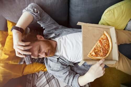Essen aus Langeweile - Mann mit Pizza