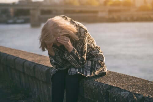 Langzeitarbeitslosigkeit - verzweifelte Frau