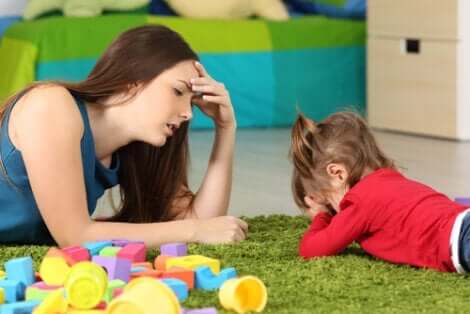 Permissive Kindererziehung - Mutter mit Tochter